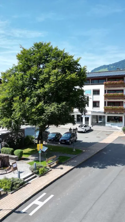 Sandro Anibas sitzt in einer luxuriösen Wohnung und schaut lächelnt von einer Zeitschrift auf