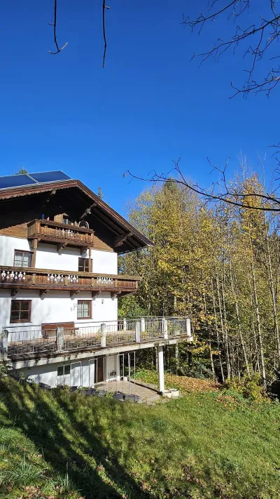 Sandro Anibas sitzt in einer luxuriösen Wohnung und schaut lächelnt von einer Zeitschrift auf
