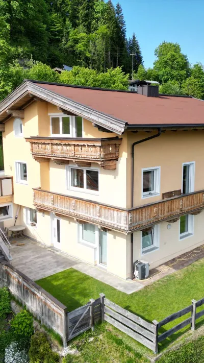 Sandro Anibas sitzt in einer luxuriösen Wohnung und schaut lächelnt von einer Zeitschrift auf