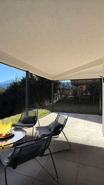 Sandro Anibas sitzt in einer luxuriösen Wohnung und schaut lächelnt von einer Zeitschrift auf