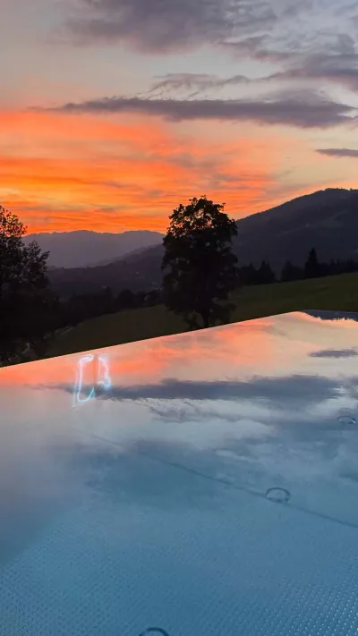 Sandro Anibas sitzt in einer luxuriösen Wohnung und schaut lächelnt von einer Zeitschrift auf