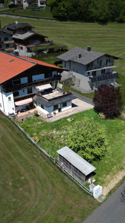 Sandro Anibas sitzt in einer luxuriösen Wohnung und schaut lächelnt von einer Zeitschrift auf