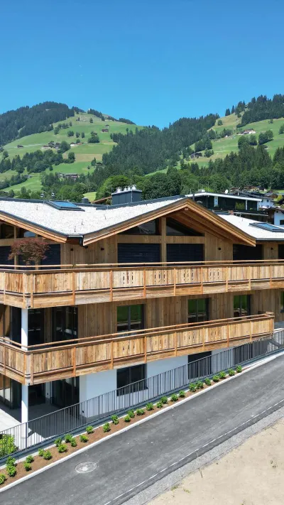 Sandro Anibas sitzt in einer luxuriösen Wohnung und schaut lächelnt von einer Zeitschrift auf