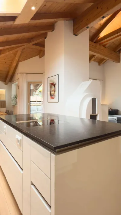 Sandro Anibas sitzt in einer luxuriösen Wohnung und schaut lächelnt von einer Zeitschrift auf