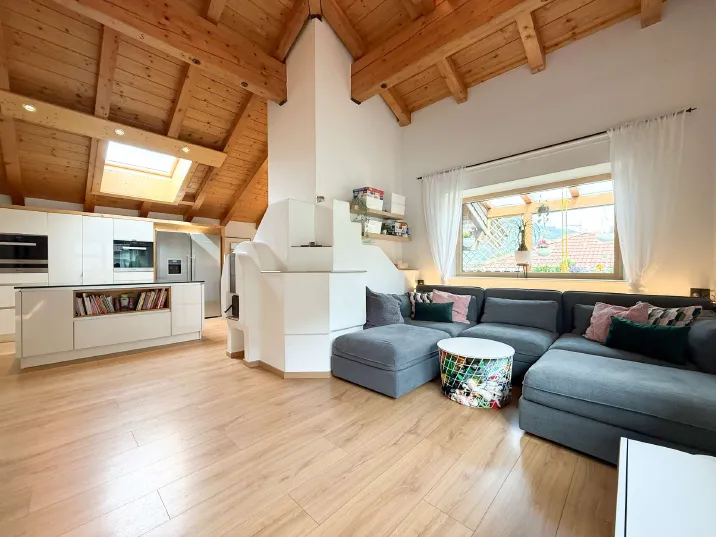 Hochwertige Dachgeschoßwohnung in Ruhelage