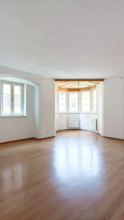 Sandro Anibas sitzt in einer luxuriösen Wohnung und schaut lächelnt von einer Zeitschrift auf