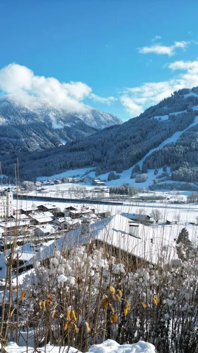Sandro Anibas sitzt in einer luxuriösen Wohnung und schaut lächelnt von einer Zeitschrift auf