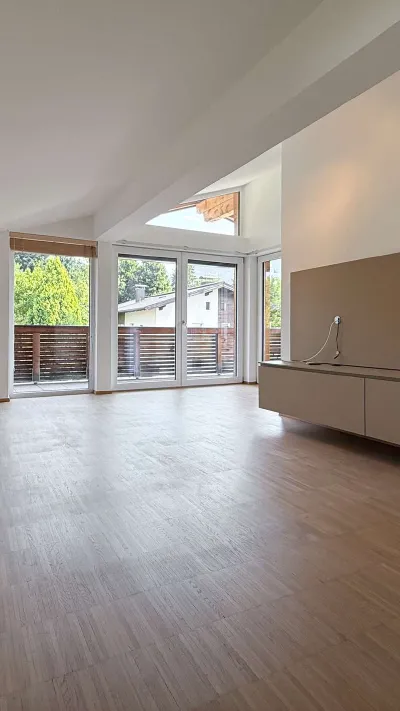 Sandro Anibas sitzt in einer luxuriösen Wohnung und schaut lächelnt von einer Zeitschrift auf
