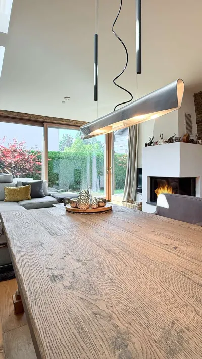 Sandro Anibas sitzt in einer luxuriösen Wohnung und schaut lächelnt von einer Zeitschrift auf