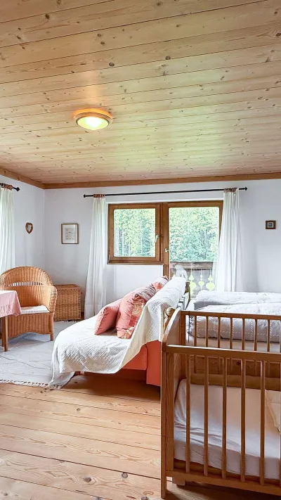 Sandro Anibas sitzt in einer luxuriösen Wohnung und schaut lächelnt von einer Zeitschrift auf