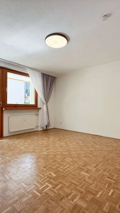 Sandro Anibas sitzt in einer luxuriösen Wohnung und schaut lächelnt von einer Zeitschrift auf