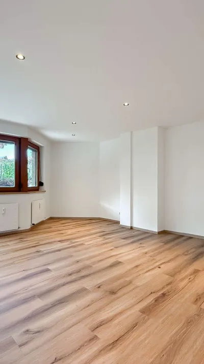 Sandro Anibas sitzt in einer luxuriösen Wohnung und schaut lächelnt von einer Zeitschrift auf