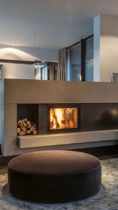 Sandro Anibas sitzt in einer luxuriösen Wohnung und schaut lächelnt von einer Zeitschrift auf