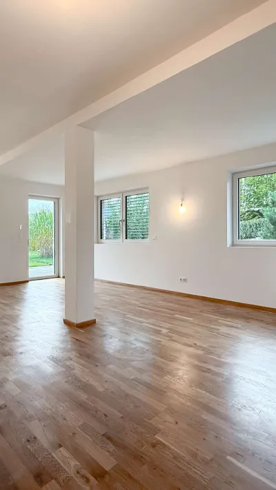 Sandro Anibas sitzt in einer luxuriösen Wohnung und schaut lächelnt von einer Zeitschrift auf
