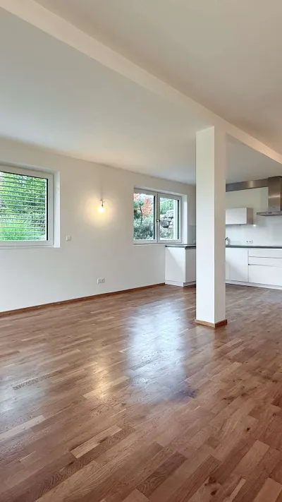 Sandro Anibas sitzt in einer luxuriösen Wohnung und schaut lächelnt von einer Zeitschrift auf