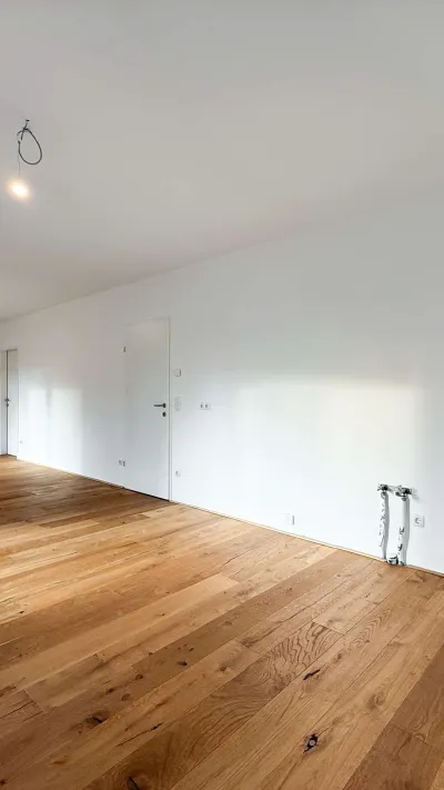 Sandro Anibas sitzt in einer luxuriösen Wohnung und schaut lächelnt von einer Zeitschrift auf