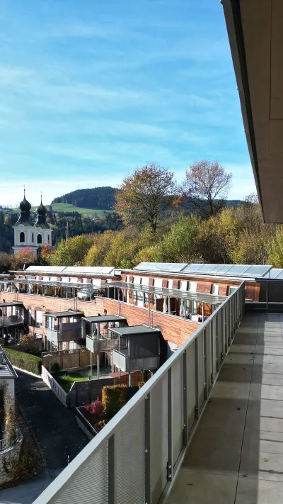 Sandro Anibas sitzt in einer luxuriösen Wohnung und schaut lächelnt von einer Zeitschrift auf