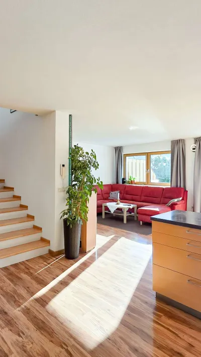 Sandro Anibas sitzt in einer luxuriösen Wohnung und schaut lächelnt von einer Zeitschrift auf