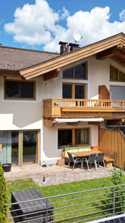 Sandro Anibas sitzt in einer luxuriösen Wohnung und schaut lächelnt von einer Zeitschrift auf