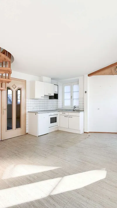 Sandro Anibas sitzt in einer luxuriösen Wohnung und schaut lächelnt von einer Zeitschrift auf