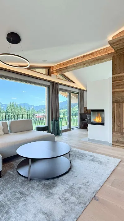 Sandro Anibas sitzt in einer luxuriösen Wohnung und schaut lächelnt von einer Zeitschrift auf