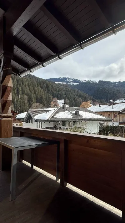 Sandro Anibas sitzt in einer luxuriösen Wohnung und schaut lächelnt von einer Zeitschrift auf