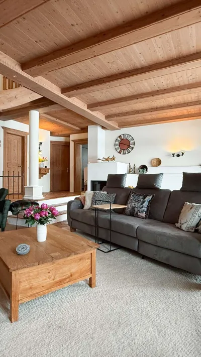 Sandro Anibas sitzt in einer luxuriösen Wohnung und schaut lächelnt von einer Zeitschrift auf