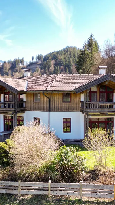 Sandro Anibas sitzt in einer luxuriösen Wohnung und schaut lächelnt von einer Zeitschrift auf