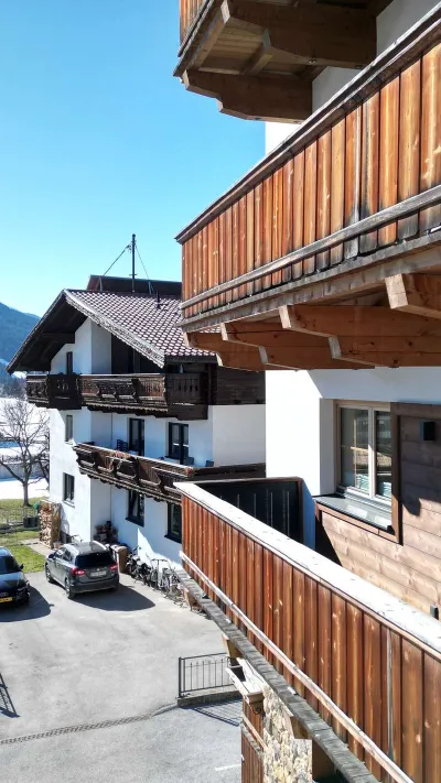 Sandro Anibas sitzt in einer luxuriösen Wohnung und schaut lächelnt von einer Zeitschrift auf