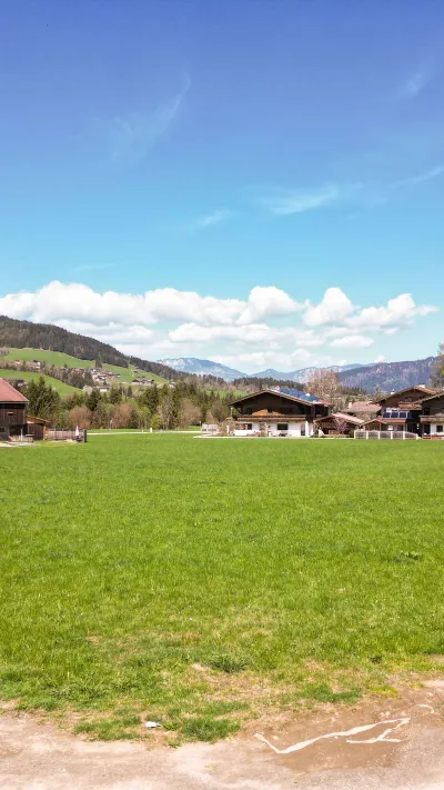 Sandro Anibas sitzt in einer luxuriösen Wohnung und schaut lächelnt von einer Zeitschrift auf