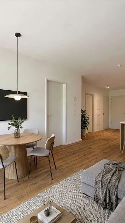 Sandro Anibas sitzt in einer luxuriösen Wohnung und schaut lächelnt von einer Zeitschrift auf