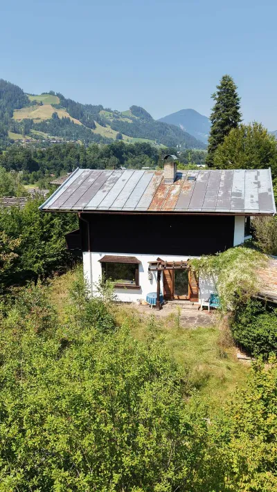 Sandro Anibas sitzt in einer luxuriösen Wohnung und schaut lächelnt von einer Zeitschrift auf
